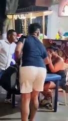 Hombre habría pillado a su esposo con una mujer; armó tremendo escándalo