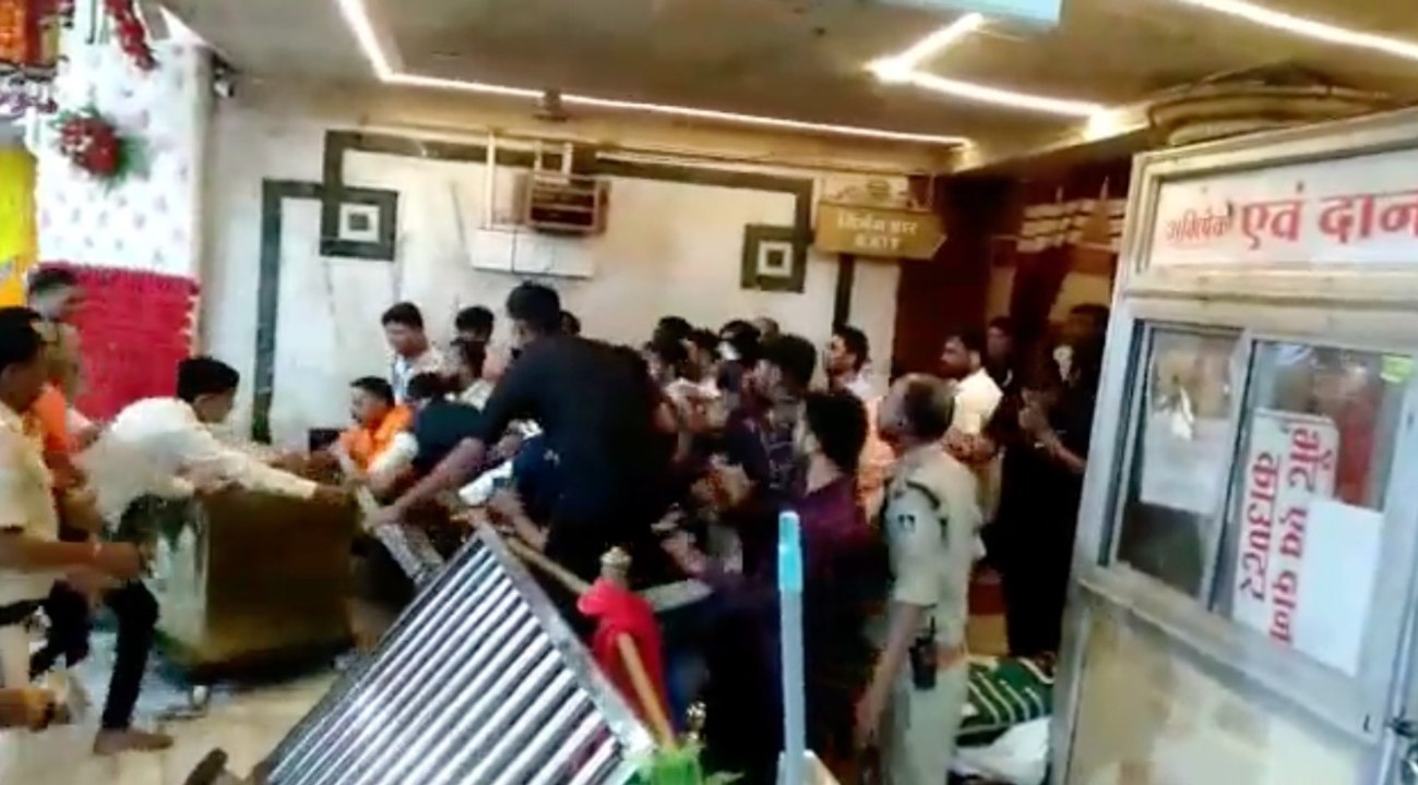 Tejasvi Surya supporters misbehaved with the guards at Mahakal Temple Ujjain | MP | Oneindia News