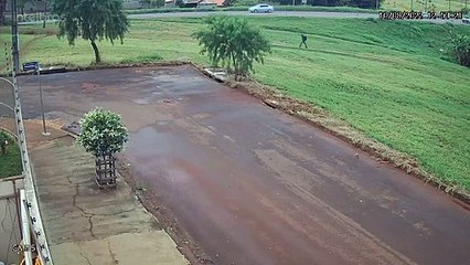 Carreta carregada com fubá tomba em Jandaia do Sul; veja o flagrante