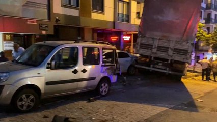 Ümraniye'de freni boşalan kamyon 4 araca daldı