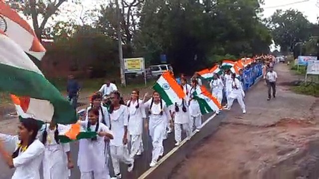 स्कूली बच्चों ने तिरंगा रैली निकालकर घर-घर तिरंगा फहराने के लगाए नारे