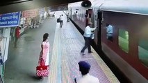 شجاعة شرطية تنقذ امرأة مسنة وابنها بمحطة قطار