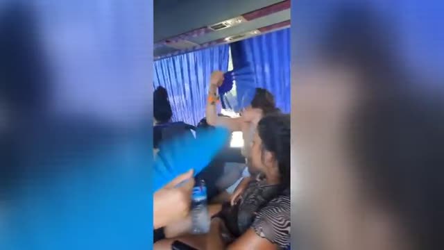 Un grupo de jóvenes tuvieron que viajar a 40 grados en un autobús sin aire acondicionado