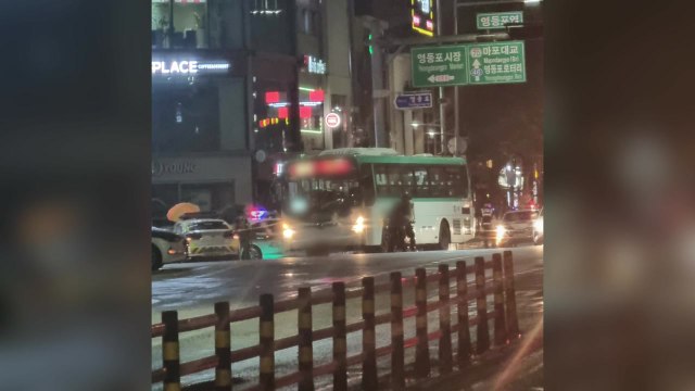 횡단보도 건너던 60대 여성, 버스에 치여 숨져 / YTN