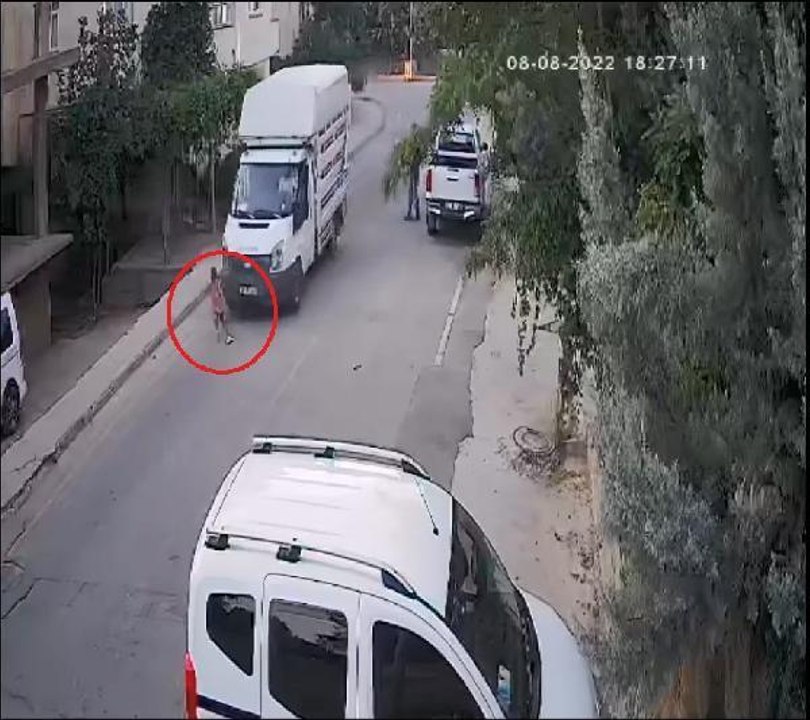 MUCİZE KURTULUŞ; KAMYONETİN ÜZERİNDEN GEÇTİĞİ ÇOCUĞUN BURNU BİLE KANAMADI