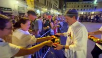 San Lorenzo a Firenze, Nardella distribuisce il cocomero