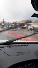 Vídeo mostra carro escapando de ser atingido por placa em Porto Belo