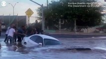 La rescataron segundos antes de que su carro fuera tragado por el agua