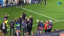 Ancelotti casi se queda fuera de la foto... ¡por hablar con Florentino!