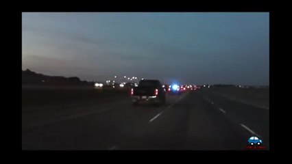VÍDEO: Adelanta por la derecha a un coche de policía, ¡mala idea!
