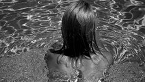 Vorsicht, heiß! Janin Ullmann zeigt ihre Kehrseite oben ohne im Pool