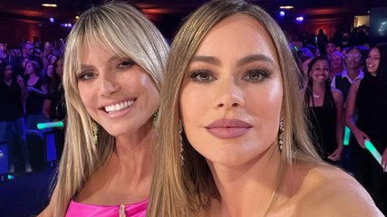 Hans und Franz, wer? Hier springt uns Sofia Vergaras Dekolleté fast entgegen