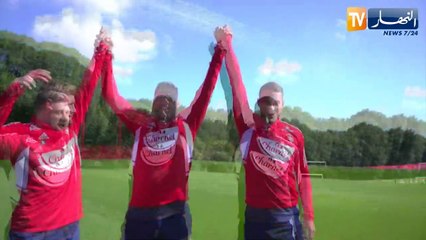 بلايلي يمازح زميله بلقبلة عن طريق المصارعة الحرة