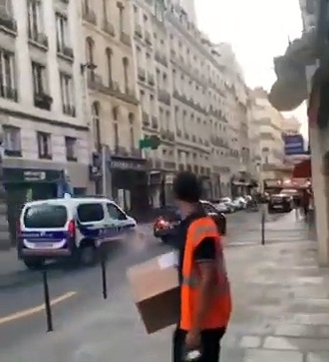 Regardez les images effrayantes d'un individu qui fonce dans une petite rue parisienne aavant d'être bloqué de force par une voiture de police qui va "au contact"