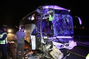 Son dakika haber... Tıra arkadan çarpan otobüste 1 kişi öldü, 43 kişi yaralandı