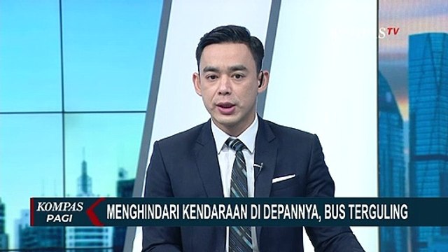 Tabrak Pembatas Jalan di Tol Jakarta - Cikampek KM 1, Sebuah Bus Terguling Hingga Ban Terlepas!