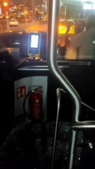 İETT OTOBÜSÜNÜN CAMLARINI TEKMELERLE KIRIP YOLCULARA DEHŞETİ YAŞATTILAR