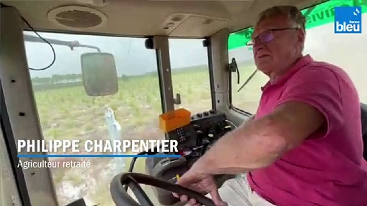 Un agriculteur fait un pare-feu artisanal autour de son village dans les Landes