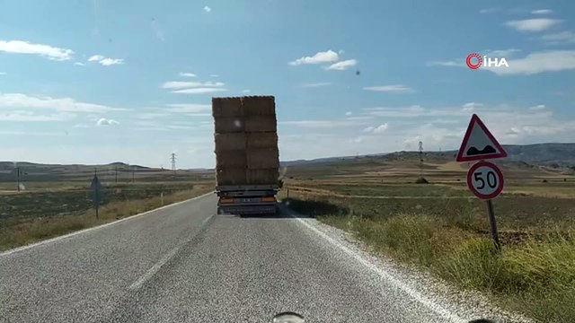 Fazla saman yüklü tır kazaya davetiye çıkardı