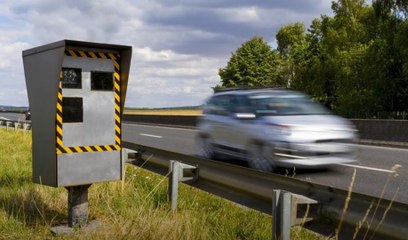 Il fait un doigt d’honneur à un radar et va très vite le regretter