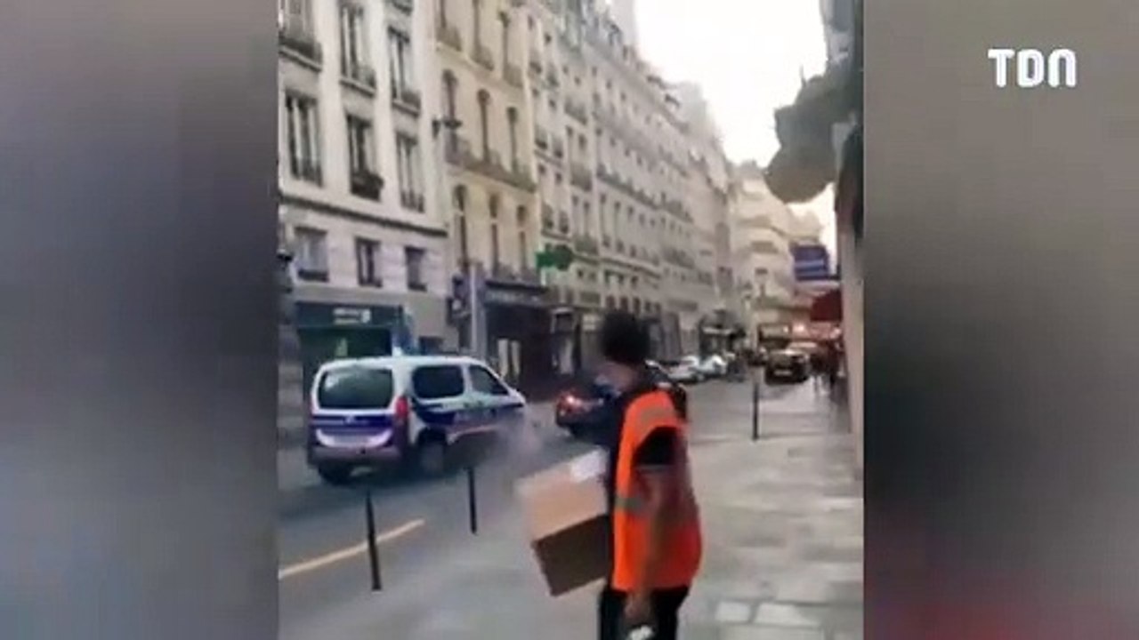 Cette voiture fonce en pleine rue, la police lui rentre dedans pour l'arrêter