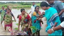 YS Sharmila Plants Rice Saplings With Farmers _ V6 News