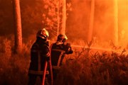 Incendie en Gironde : les pompiers au plus près du brasier