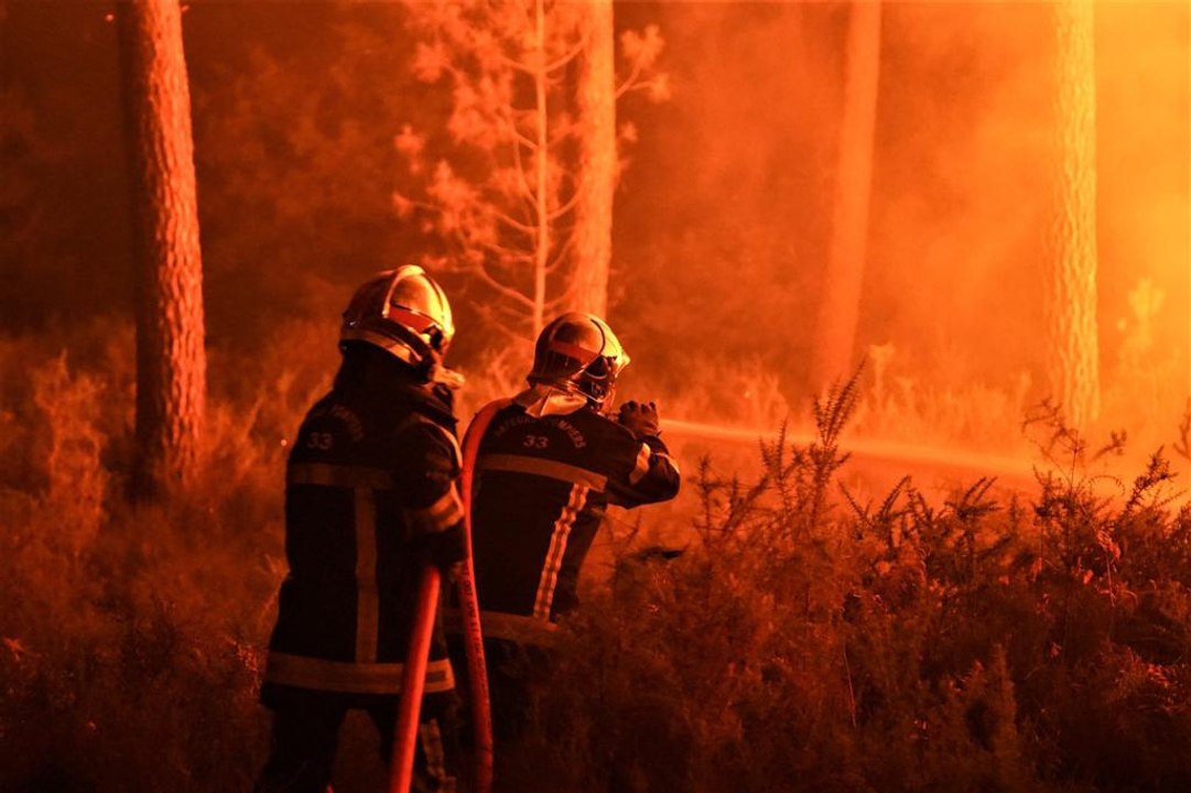 Incendie en Gironde : les pompiers au plus près du brasier
