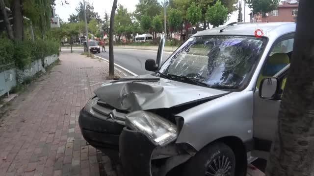 Kastamonu yerel haberleri... Kontrolden çıkan araç restoran duvarına çarparak durabildi: 2 yaralı