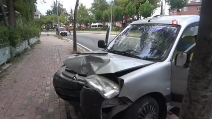 Kastamonu yerel haberleri... Kontrolden çıkan araç restoran duvarına çarparak durabildi: 2 yaralı