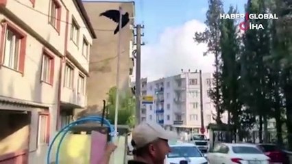 Havada asılı kaldı! Vatandaşlar kurtardı... İşte o anlar