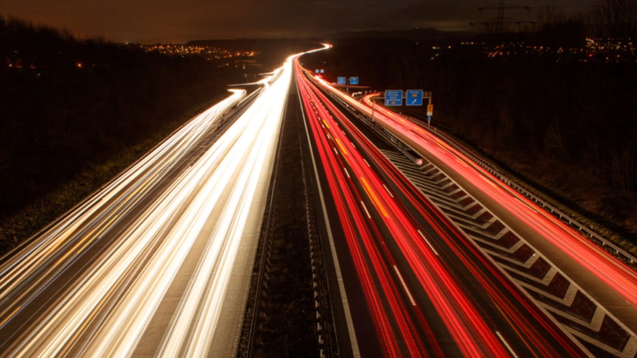 A6: mann stirbt bei Überquerung der autobahn