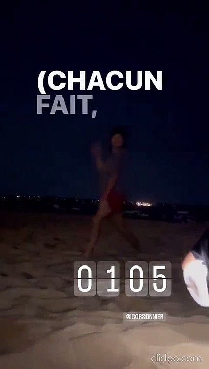 Laure Manaudou et Jérémy Frérot passent la soirée avec des amis à la plage