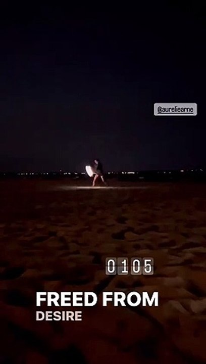 Laure Manaudou et Jérémy Frérot passent la soirée avec des amis à la plage