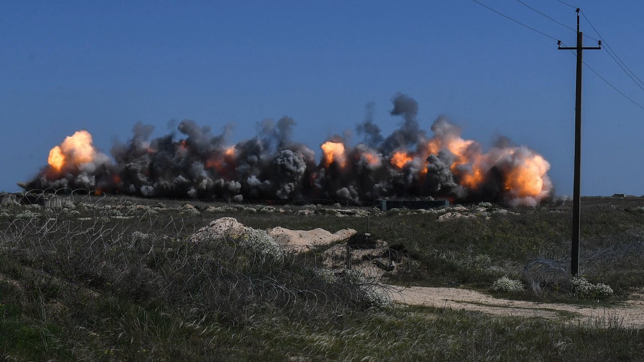 Satellitenbilder demaskieren Russen als Lügner über Krim-Flugplatz-Angriff