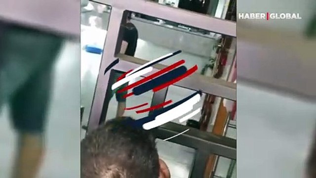 Hesabındaki parayı çekemeyen bir kişi, banka çalışanlarını pompalı tüfek ile rehin aldı!