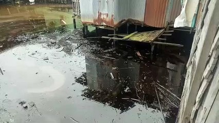 Pencemaran Sungai Alalak, Timbul Gumpalan Cairan Hitam dan Bau Menyengat!