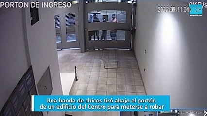 Una banda de chicos tiró abajo el portón de un edificio del Centro para meterse a robar