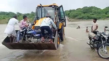 Video : इन्हें नहीं जान की परवाह, ऊफनती नदी को ऐसे कर रहे पार