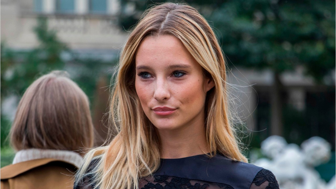 GALA VIDÉO - Ilona Smet maman : “petite balade” avec bébé, elle profite de son été ! (1)