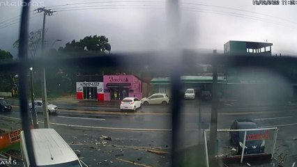 Telhado de residência é arrancado durante ciclone no Paraná; vídeo