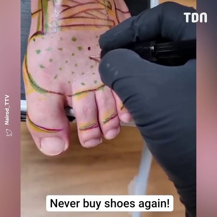 Un homme se fait tatouer des chaussures sur les pieds pour ne plus jamais en porter, le résultat est bluffant !