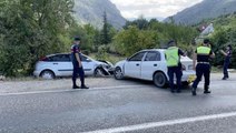 Karabük gündem haberleri... Karabük'te çarpışan iki otomobildeki 5 kişi yaralandı