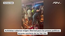 Activistas cubanas piden libertad para los presos políticos durante concierto de los Van Van en Mantova Italia