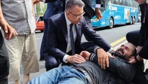 Cumhurbaşkanı Yardımcısı Fuat Oktay, kazayı görünce makam aracını durdurup yardıma koştu