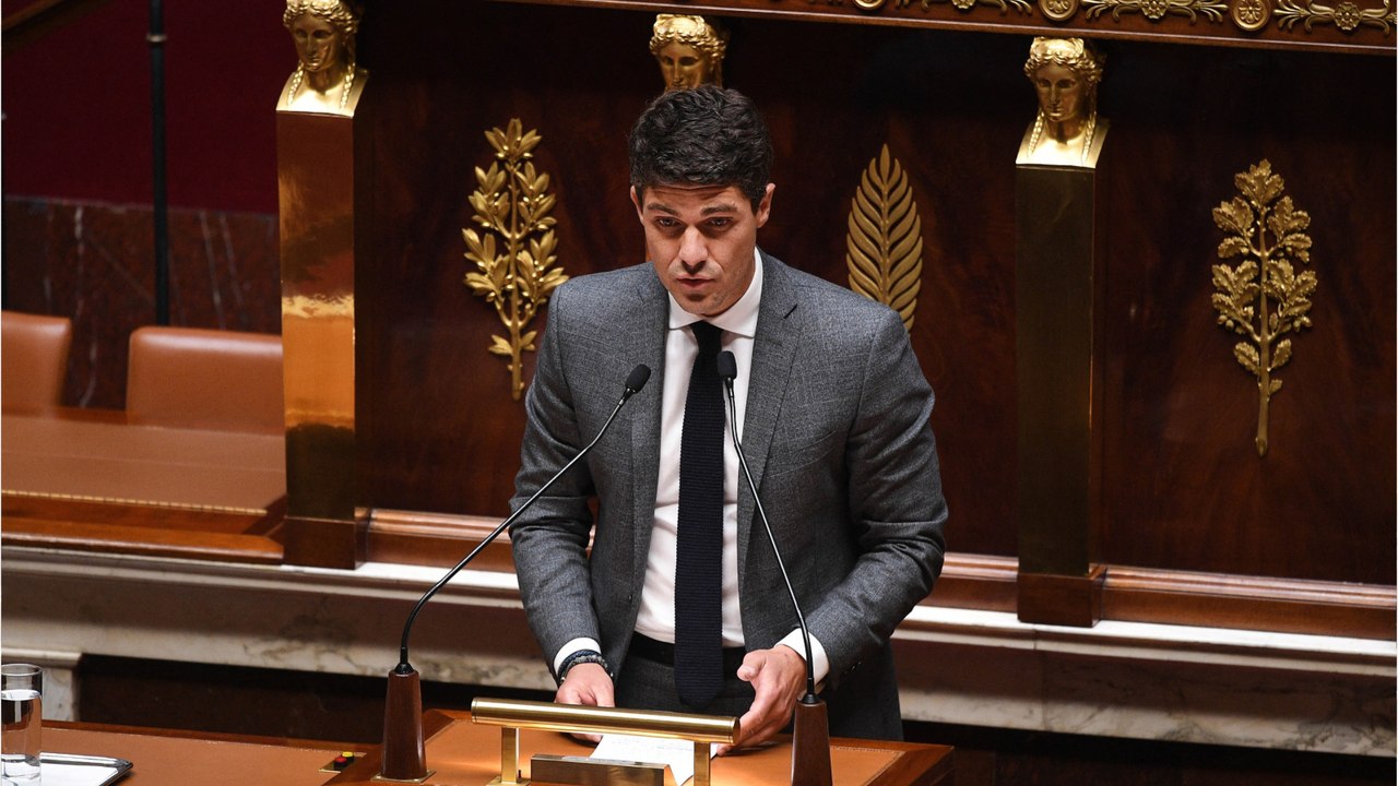 GALA VIDEO - “Aurélien Pradié, le paysan surfeur qui s'épile les sourcils” : le député a les oreilles qui sifflent…