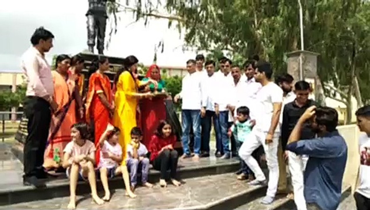 ले वीरा बंधवा ले राखी...बहन ने शहीद भाई की प्रतिमा की कलाई पर बांधी राखी, तो भर आई आंखें
