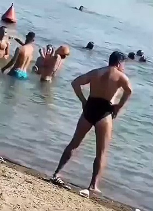 Petite séance d'exercices physiques sur la plage... la honte