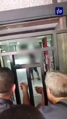 بسلاح ناري.. لبناني يحتجز موظفي مصرف في بيروت للحصول على أمواله