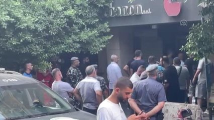 Lübnan'da "hesabındaki parayı çekemediği" gerekçesiyle banka çalışanlarını rehin alan kişi teslim oldu